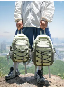 Detailansicht des leichten Outdoor-Wanderrucksacks mit Bungee-Kordelsystem und Netztaschen.