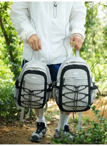 Outdoor Reise Rucksack Detail mit Front Kordelzug, zwei Grössen und farblich abgesetztem Design.