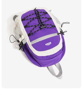 Detailansicht des farbblockierenden Outdoor-Wanderrucksacks in Lila und Beige mit Kordel.