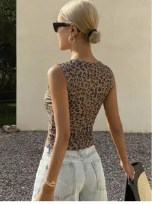 Details du haut slim élégant à imprimé léopard pour femmes, montrant la texture.
