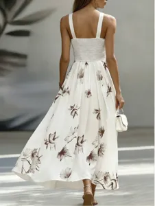 Elegante abito lungo bianco a fiori con corpetto arricciato, smanicato e gonna ampia.