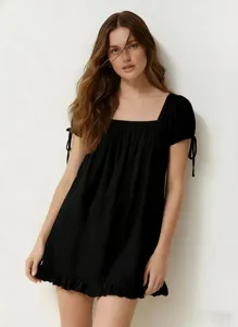 Top babydoll nero con scollo quadrato, maniche corte e grazioso orlo con volant.