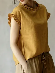 Detailansicht der senfgelben Bluse mit Rüschenkragen und feiner Textur für den Alltag.