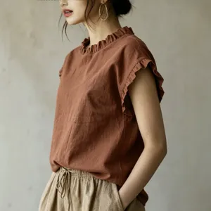 Nahaufnahme des eleganten Damen-Oberteils mit Rühschenkragen in stilvollem Braun.