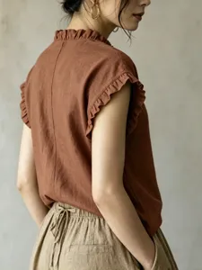 Detailaufnahme des eleganten Damen Sommer Oberteils mit Rüschen in einem schönen Terrakotta Ton.