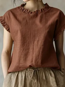Nahaufnahme des braunen leinenähnlichen Kurzarm-Tops mit filigranen, gerüßten Kragendetails.