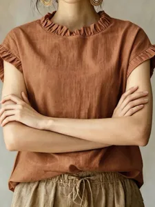 Lassige braune Bluse mit Rüschenkragen und kurzen Ärmeln, ideal für den Sommer.