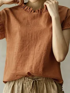 Locker geschnittene braune Sommerbluse mit Rüschenkragen und kurzen Ärmeln für Damen.