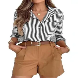 Camicia a righe bianco e nero con bottoni abbinata a pantaloncini marroni per look casual.