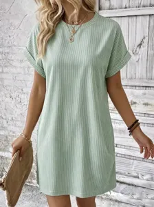 Grün-weiß gestreiftes Freizeit-Midikleid kurzarm Detailansicht für den eleganten Alltag