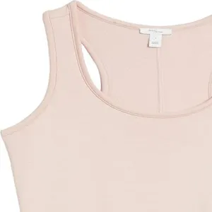 Vue de détail du débardeur côtelé rose, tissu en tricot doux, vêtement sans manches