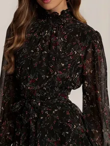 Vue rapprochée détaillée de robe longue femme manches longues à fleurs et col montant.