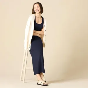 Vue détaillée d'une robe longue moulante et élégante associée à un cardigan en tricot.