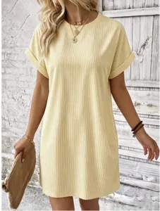 Lässiges gelbes gestreiftes Kurzarm-Sommerkleid für Damen stylisches Midi-Freizeitoutfit.