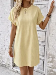 Lässiges gelbes gestreiftes Kurzarm-Midikleid für Damen, bequemer, lockerer Alltagsstil.