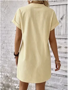 Lässiges gestreiftes Kurzarmkleid Rückansicht Detail, weicher Stoff und bequeme Passform.