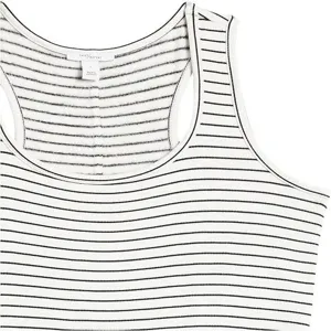 Gros plan de haut sans manches rayé noir et blanc pour femme vêtement détail de mode