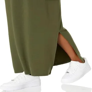 Vue détaillée d'une élégante robe maxi vert olive pour femme avec une fente latérale chic.