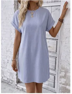 Detailansicht des lässigen blau-weiß gestreiften Kurzarm-Minikleids für Damen im Alltag.
