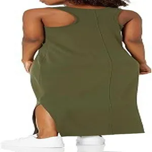 Vue arrière d'une robe longue côtelée sans manches avec fente latérale, coupe slim.