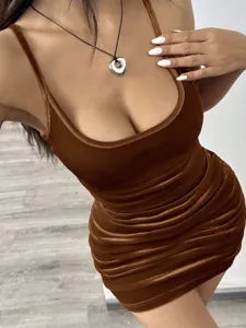 Robe mini moulante sans manches en velours marron avec col échancré et côtés froncés pour femmes.