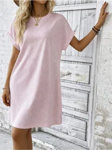 Nahaufnahme der rosa gestreiften Midi-Kleid-Details, bequemer Stoff und lockere Passform.