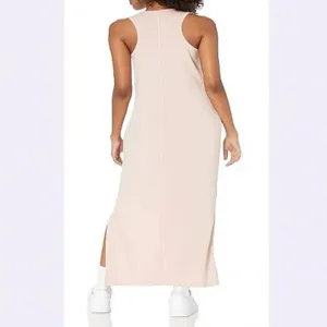Robe longue sans manches et près du corps avec fente latérale pour femme élégante