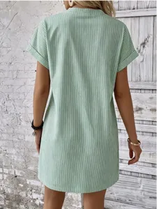Grün-weiß gestreiftes kurzärmeliges Freizeit-Minikleid, bequeme, lose Passform für den Sommeralltag.
