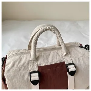 Dettaglio borsa a tracolla casual stile coreano, design bicolore, cinturino resistente.