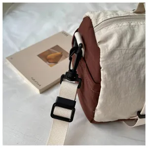 Vista dettagliata della tracolla e della fibbia di una borsa a tracolla casual coreana.
