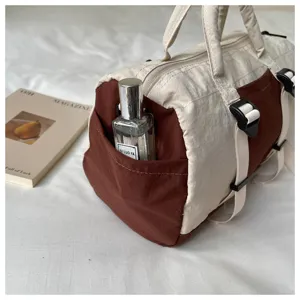 Vista dettagliata della borsa bicolore casual con trama del tessuto e tasca laterale.