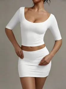 Ensemble crop top à manches mi-longues et mini-jupe blanc, coupe slim Y2K tendance.