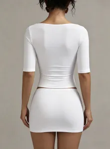 Haut court à col U et manches mi-longues blanc avec mini-jupe, ensemble Y2K ajusté détail.