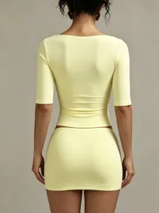 Ensemble crop top et mini-jupe uni jaune à col U et demi-manches, tenue Y2K moulante et élégante.