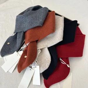 Sciarpa incrociata in maglia 100% lana di qualità, scaldacollo invernale morbido.