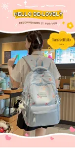 Detailansicht des hellblauen Rucksacks mit niedlichem Cartoonmuster und gutem Stil.