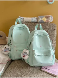 Vue détaillée du sac à dos scolaire vert menthe style japonais avec pendentif ours et étoiles.