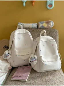 Vue détaillée du sac à dos en toile décontracté avec étoiles brodées dans un décor cosy.