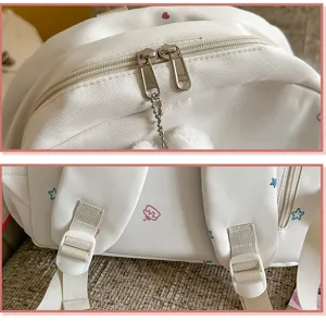 Détail du sac à dos blanc avec fermetures à glissière lisses et bretelles réglables.