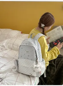 Sac à dos à carreaux littéraire pour femme, cartable décontracté avec pendentif en peluche et pois.