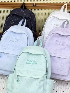 Vista detallada de mochilas escolares informales con lindos motivos de estrellas y tostadas.