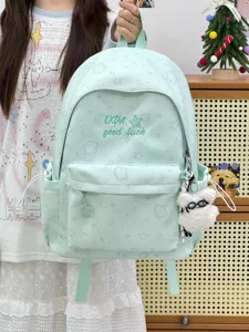 Vista detallada de mochila estilo menta dulce con bordado y gran espacio de almacenamiento.