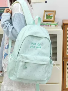Vista detallada de la mochila escolar verde claro, bordados de estrellas y pan, estilo casual.