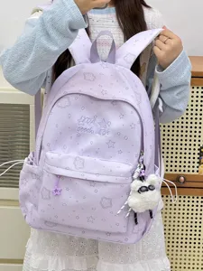 Vista detallada de una linda mochila de color morado claro con orejas de conejo y colgante.