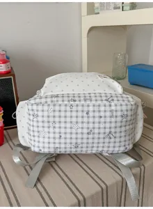 Joli sac à dos à carreaux gris avec motifs d'étoiles et de pois, idéal pour les étudiants.