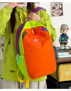 Farbenfroher Dopamin-Farbblock-Rucksack für Reisen, Wandern und Freizeit im Freien.