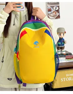 Bunte Dopamin Rucksack Detailansicht mit lebendigem Farbblock Design und Netztaschen.