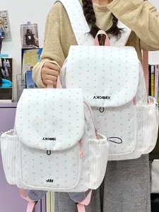 Gedetailleerd overzicht van de lichte nylon rugzak met roze sterren, stijl en design.