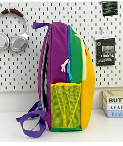 Bunter Dopamin Farblock Rucksack Detailansicht, leichter Freizeitschulranzen für Reise.
