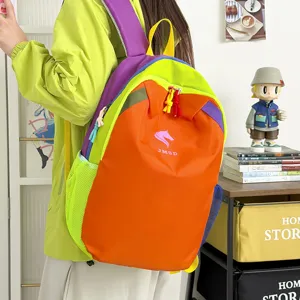 Bunter Farbblock-Rucksack mit mehreren Fächern und praktischen Netztaschen für Outdoor-Reisen.